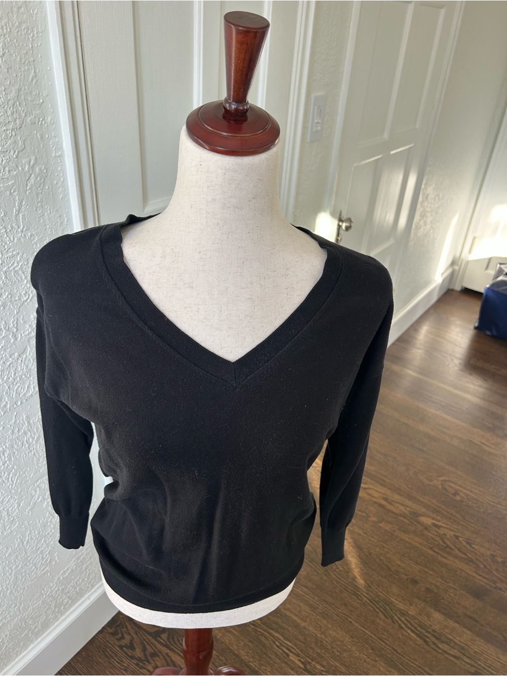 Banana Republic Black V-Neck Lightweight Women's Sweater